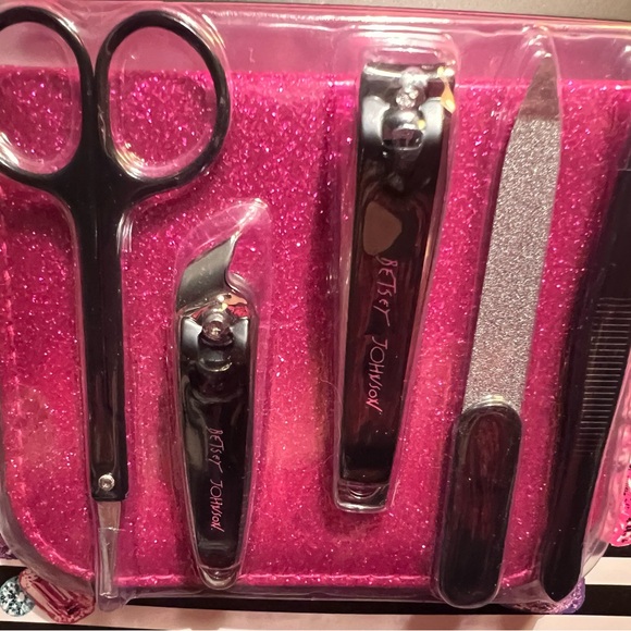 Betsey Johnson NWT Travel Groom Kit & Bag Great Size Pink Zip Closure - Picture 5 of 8